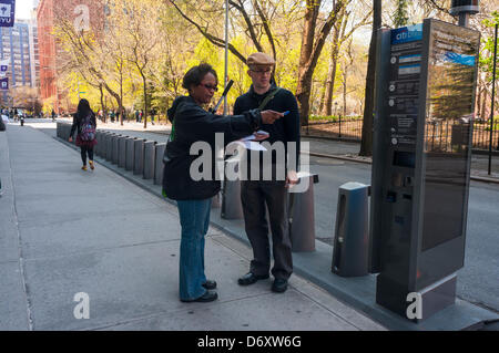 New York, NY, USA 24. April 2013. Verkehrsministerium Arbeiter eine BikeShare Station auf Washington Square East zu installieren. Bildnachweis: Stacy Walsh Rosenstock
