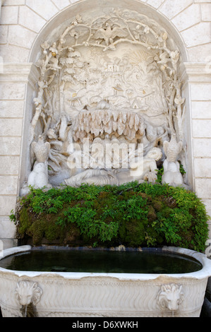 Villa d ' Este. Tivoli. Italien. Blick auf das Becken und aufwendige Nische des 16. Jahrhunderts Brunnen der Venus in den Eingang courtya Stockfoto