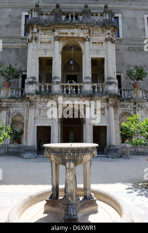 Villa D Este. Tivoli. Italien. Blick auf die elegante Doppelzimmer Loggia des Palastes und der Brunnen des Stativs. Villa d ' Este, renow Stockfoto