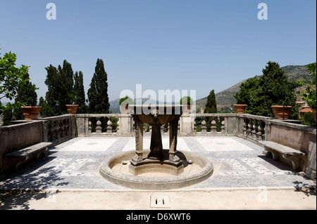 Villa D Este. Tivoli. Italien. Blick auf den Brunnen des Stativs auf die Bildfläche befindet sich auf der ersten Terrasse Gartenanlage Stockfoto