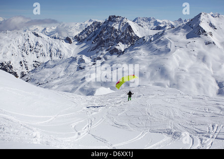 Geschwindigkeit mit Ski fahren und einen kleinen schnellen Stoff Flügel in den Alpen, Frankreich Stockfoto