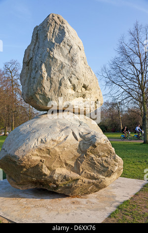 Rock auf einem anderen Felsen von Fischli/Weiss Serpentine Gallery Hyde Park London UK Stockfoto