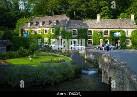 Swan Hotel und Fluss Coln in Bibury in den Cotswolds UK. L, R: Audi A8, Mercedes C Class (2 silberne Autos), BMW 7er Stockfoto