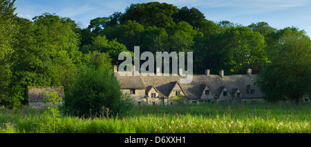 Arlington Row Hütten traditionelle Armenhäuser in Bibury, Gloucestershire in Cotswolds, UK Stockfoto