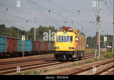 Hosena, Deutschland, Eisenbahnunglueck in Brandenburg, Speziallok für Arbeiten an der Oberleitung Stockfoto