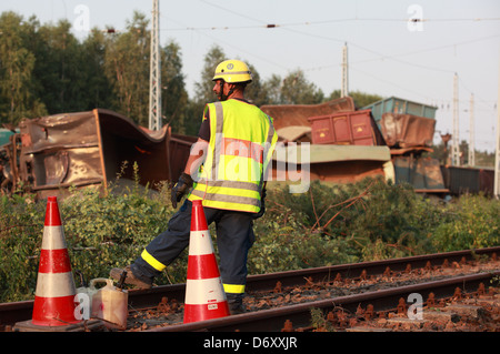 Hosena, Deutschland, Eisenbahnunglueck in Brandenburg, die THW-Mitarbeiter sichert die Unfallstelle Stockfoto