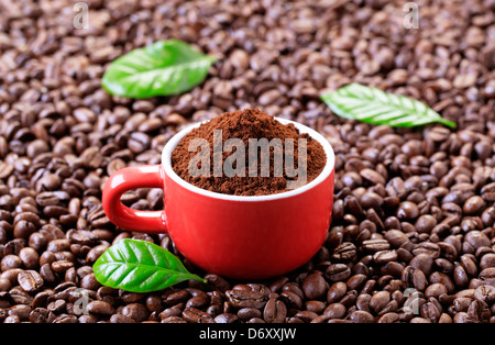 Frisch gemahlenen Kaffee in eine rote Tasse Stockfoto