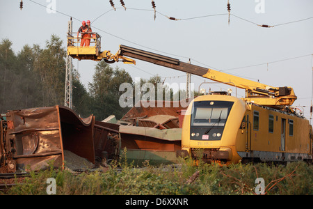 Hosena, Deutschland, Eisenbahnunglueck in Brandenburg, Arbeiter entfernen die Fahrleitung Stockfoto