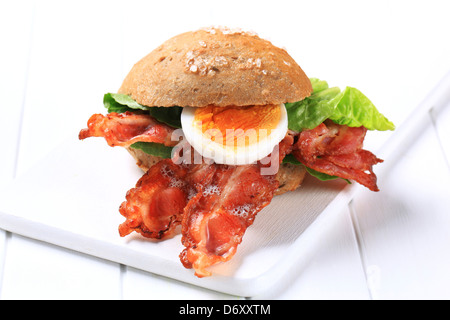 Brot Brötchen mit knusprigen Speckstreifen Stockfoto