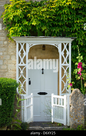 Rebenbestockten Cotswold Traditionshaus mit georgischen Veranda in Cotswolds, Gloucestershire, UK Stockfoto