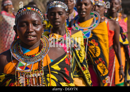 Masai Frauen in bunten Kostümen, Masai Mara, Kenia Stockfoto