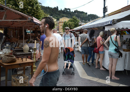 Nizza, Frankreich, läuft Man mit MP3-Player über ein Flohmarkt in der Altstadt von Nizza Stockfoto