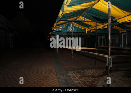 leere Marktstände. Bridge Street, Worksop, Notts, England, Vereinigtes Königreich Stockfoto