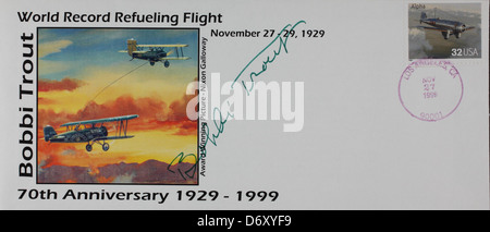 Ein signierter Gedenkumschlag mit Bobbi Forelle, einer Pionierin in der Luftfahrt. Der Umschlag fängt das Vermächtnis von Bobbi Trouts Beiträgen zur frühen Luftfahrtgeschichte und ihrer Rolle als Fliegerin im 20. Jahrhundert ein. Stockfoto