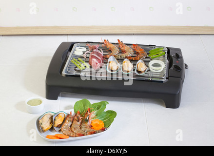 Seafood-Barbecue-grills auf dem Herd in der Küche Stockfoto