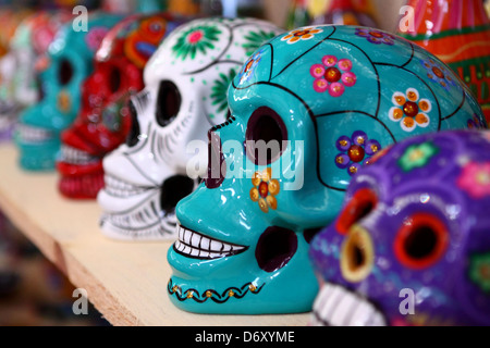 Farbenfrohe Maya-Keramik Schädel Stockfoto