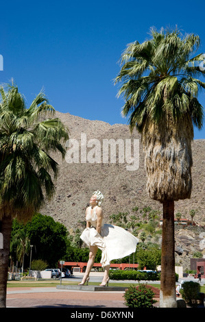 Marilyn Monroe Statue mit Palmen und Berge in Palm Springs Stockfoto