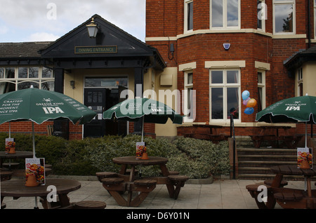 Biergarten des örtlichen Pub. Worksop, Notts, England, UK Stockfoto