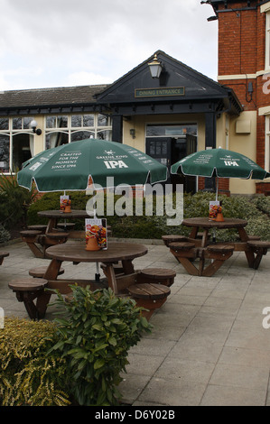 Biergarten des örtlichen Pub. Worksop, Notts, England, UK Stockfoto