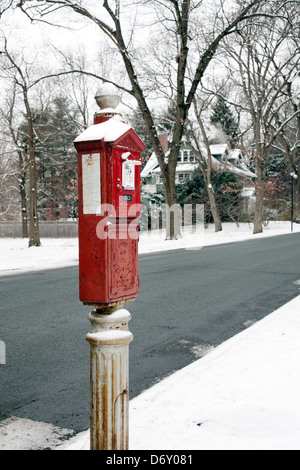 Oldtimerbus arbeiten Feueralarm Feld ersichtlich auf Abbott Street in Wellesley, Massachusetts. Stockfoto