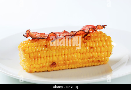 Mais auf den Maiskolben und Scheibe Speck Stockfoto