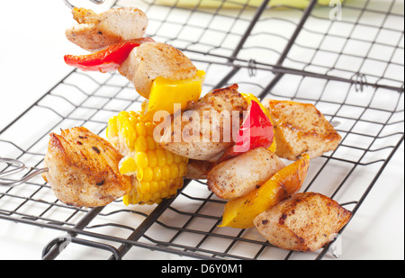 Hähnchen-Spieße auf einem Grill Gitter Stockfoto
