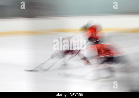 Verschwommenes Bild von einem jungen Eishockey-Spiel. St Paul Minnesota MN USA Stockfoto