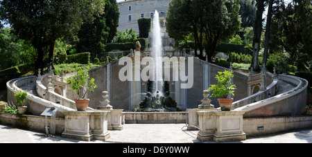 Villa d ' Este. Tivoli. Italien. Blick auf Brunnen aus dem 16. Jahrhundert der Drachen. Flankiert von elegant geschwungenen abgestuften Gehwege, die f Stockfoto