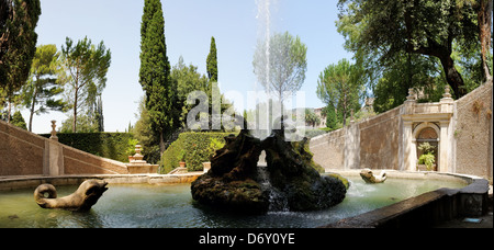 Villa d ' Este. Tivoli. Italien. Blick auf Brunnen aus dem 16. Jahrhundert der Drachen. Flankiert von elegant geschwungenen abgestuften Gehwege, die f Stockfoto