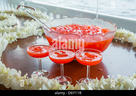 Fruchtpunsch mit Eis serviert im schönen großen Glasschüssel Stockfoto