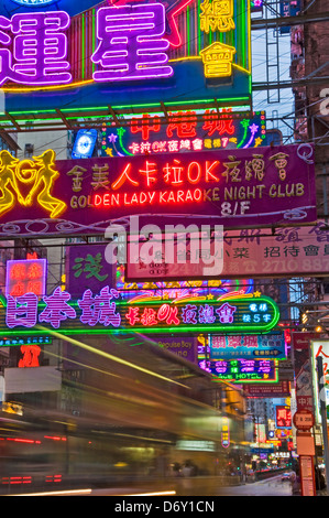 Neon Schilder auf Nathan Road, Kowloon, Hong Kong Stockfoto