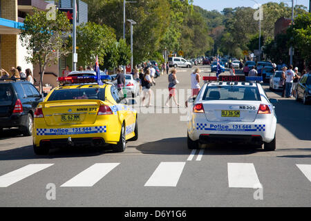 Zwei Polizeifahrzeuge aus New South wales sperren eine Straße in Avalon Beach für 2013 ANZAC-Tagesparade märz, Sydney, NSW, Australien Stockfoto