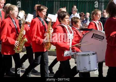 ANZAC-Tagesparade in Avalon, Sydney, Australien, mit jungen Musikern der Band der Sekundarschule Barrenjoey, die rote Jacken tragen und in der Anzac-Parade auftreten Stockfoto