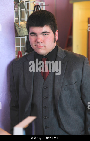 Ambitionierte Teenager männlich Buchhalter arbeitet für eine Non-Profit-Frauen verwendet Kleidung Shop. St Paul Minnesota MN USA Stockfoto