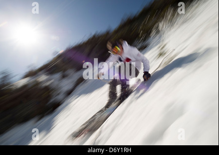Bewegung verschwommenes Bild von einem erfahrenen Skifahrer, Stowe, VT, USA Stockfoto