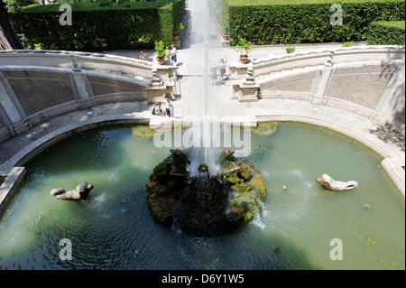 Villa d ' Este. Tivoli. Italien. Blick auf Brunnen aus dem 16. Jahrhundert der Drachen. Flankiert von elegant geschwungenen abgestuften Gehwege, die f Stockfoto