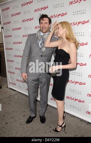 New York, USA. 24. April 2013. Jon Hamm, Jennifer Westfeldt im Ankunftsbereich denn ich werde dich essen letzte Premiere am Broadway, The Booth Theatre, New York, NY 24. April 2013. Foto von: Eric Reichbaum/Everett Collection/Alamy Live-Nachrichten Stockfoto