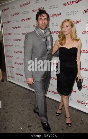 New York, USA. 24. April 2013. Jon Hamm, Jennifer Westfeldt im Ankunftsbereich denn ich werde dich essen letzte Premiere am Broadway, The Booth Theatre, New York, NY 24. April 2013. Foto von: Eric Reichbaum/Everett Collection/Alamy Live-Nachrichten Stockfoto