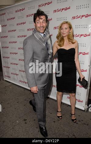 New York, USA. 24. April 2013. Jon Hamm, Jennifer Westfeldt im Ankunftsbereich denn ich werde dich essen letzte Premiere am Broadway, The Booth Theatre, New York, NY 24. April 2013. Foto von: Eric Reichbaum/Everett Collection/Alamy Live-Nachrichten Stockfoto