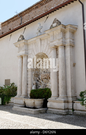 Villa D Este. Tivoli. Italien. Blick auf den Brunnen der Venus in den Eingangshof. Der Brunnen wird durch ein paar von Doric umrahmt. Stockfoto