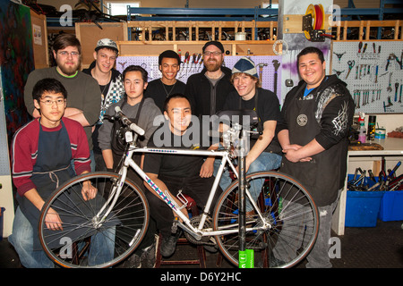 Lehrer-Arbeiter und Lehrlinge bei Pre-Abschlussfeier im Non-Profit-Jugend Express Fahrradwerkstatt. St Paul Minnesota MN USA Stockfoto