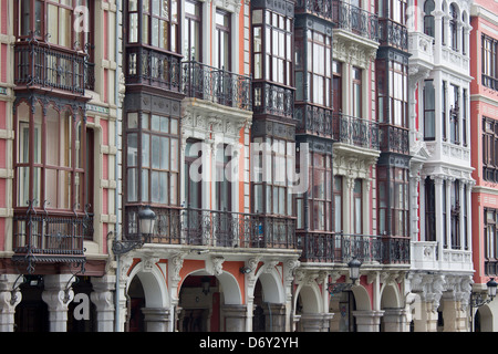 Traditionelle Architektur in der Calle San Francisco in Aviles, Asturien, Nordspanien Stockfoto