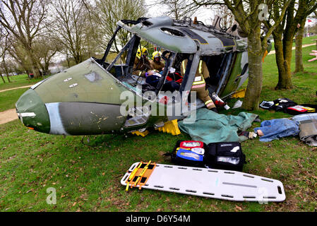 Gloucestershire, UK. 22ns April 2013. Betrieb Selfridge, Cirencester Keynes Wasserparks, Straton Tor Lane, Gloucestershire. A kombiniert Notdienst Suche und Rettung Betrieb für eine simulierte Mitte Luft Absturz auf 120 Personen verletzt oder tot. Über 400 Feuerwehr, Ambulanz und medizinisches Personal, Polizei, Suche und Rettung Organisationen und der RAF beteiligt waren bei der Rettung der Verletzten und erholt sich die toten Körper Bild von: Jules Annan/Alamy Live News Stockfoto