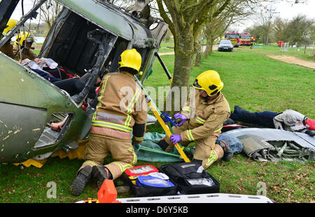 Gloucestershire, UK. 22ns April 2013. Betrieb Selfridge, Cirencester Keynes Wasserparks, Straton Tor Lane, Gloucestershire. A kombiniert Notdienst Suche und Rettung Betrieb für eine simulierte Mitte Luft Absturz auf 120 Personen verletzt oder tot. Über 400 Feuerwehr, Ambulanz und medizinisches Personal, Polizei, Suche und Rettung Organisationen und der RAF beteiligt waren bei der Rettung der Verletzten und erholt sich die toten Körper Bild von: Jules Annan/Alamy Live News Stockfoto