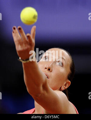 Stuttgart, Deutschland. 24. April 2013. Serbiens Jelena Jankovic dient den Ball während des Spiels der ersten Runde des WTA Tennis Grand Prix gegen Australiens Stosur in der Porsche Arena in Stuttgart, Deutschland, 24. April 2013. Foto: DANIEL MAURER/Dpa/Alamy Live News Stockfoto