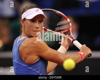 Stuttgart, Deutschland. 24. April 2013. Australiens Samantha Stosur schlägt den Ball während des Spiels der ersten Runde des WTA Tennis Grand Prix gegen Serbiens Jankovic in der Porsche Arena in Stuttgart, Deutschland, 24. April 2013. Foto: DANIEL MAURER/Dpa/Alamy Live News Stockfoto