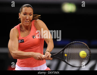 Stuttgart, Deutschland. 24. April 2013. Serbiens Jelena Jankovic trifft den Ball während des Spiels der ersten Runde des WTA Tennis Grand Prix gegen Australiens Stosur in der Porsche Arena in Stuttgart, Deutschland, 24. April 2013. Foto: DANIEL MAURER/Dpa/Alamy Live News Stockfoto