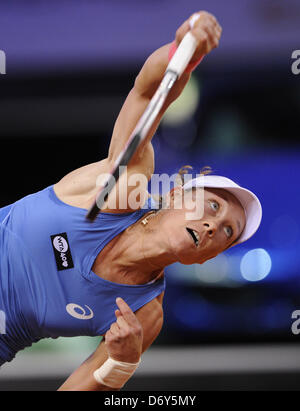 Stuttgart, Deutschland. 24. April 2013. Australiens Samantha Stosur schlägt den Ball während des Spiels der ersten Runde des WTA Tennis Grand Prix gegen Serbiens Jankovic in der Porsche Arena in Stuttgart, Deutschland, 24. April 2013. Foto: DANIEL MAURER/Dpa/Alamy Live News Stockfoto