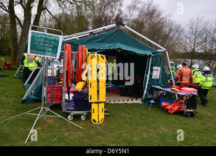 Gloucestershire, UK. 22ns April 2013. Betrieb Selfridge, Cirencester Keynes Wasserparks, Straton Tor Lane, Gloucestershire. A kombiniert Notdienst Suche und Rettung Betrieb für eine simulierte Mitte Luft Absturz auf 120 Personen verletzt oder tot. Über 400 Feuerwehr, Ambulanz und medizinisches Personal, Polizei, Suche und Rettung Organisationen und der RAF beteiligt waren bei der Rettung der Verletzten und erholt sich die toten Körper Bild von: Jules Annan/Alamy Live News Stockfoto