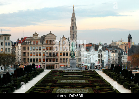 Garten Mont des Arts mit Rathausturm im Hintergrund, Brüssel, Belgien – Panoramablick Stockfoto